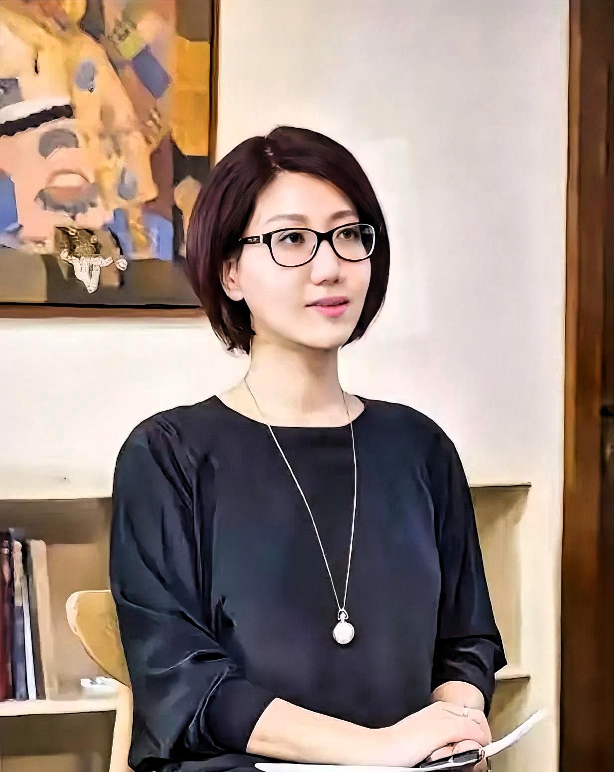 嘉宾说到一半突然沉默了。易立竞就那么等了十几秒，没催，没圆场，弹幕是空的。我