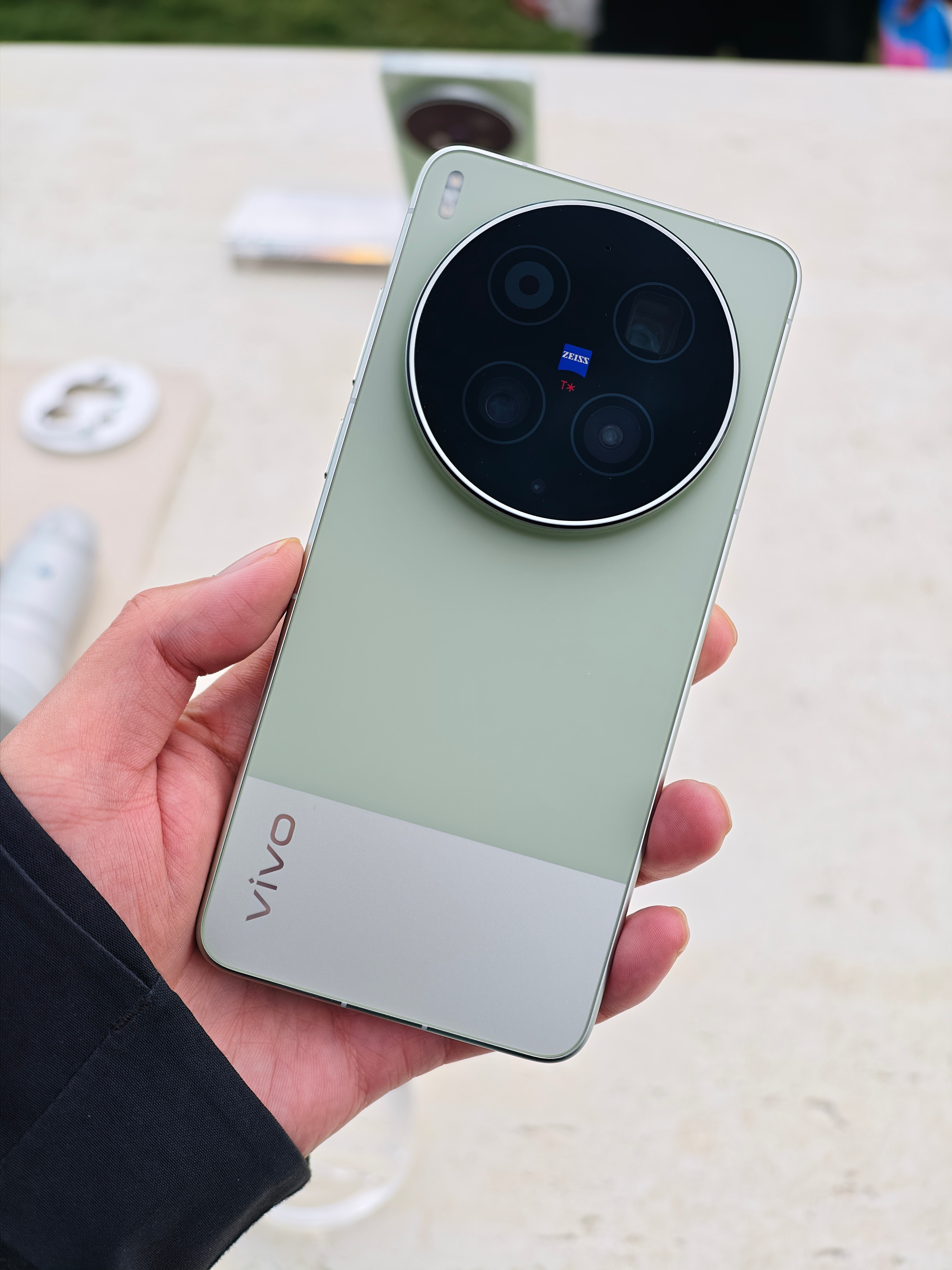 vivoX300Ultra的三个颜色喜欢哪个？我推荐很夏天很小清新的浅绿色。