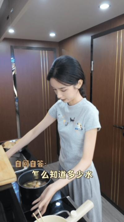 周也的做饭vlog堪称下饭神器！没有华丽摆盘，全是家常烟火气，食材普通却能做出诱