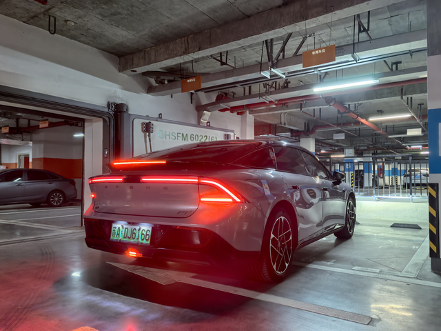 一眼就能看出是小鹏P7+小鹏P7+这个屁股辨识度是很强的，毕竟是唯一一款双层尾