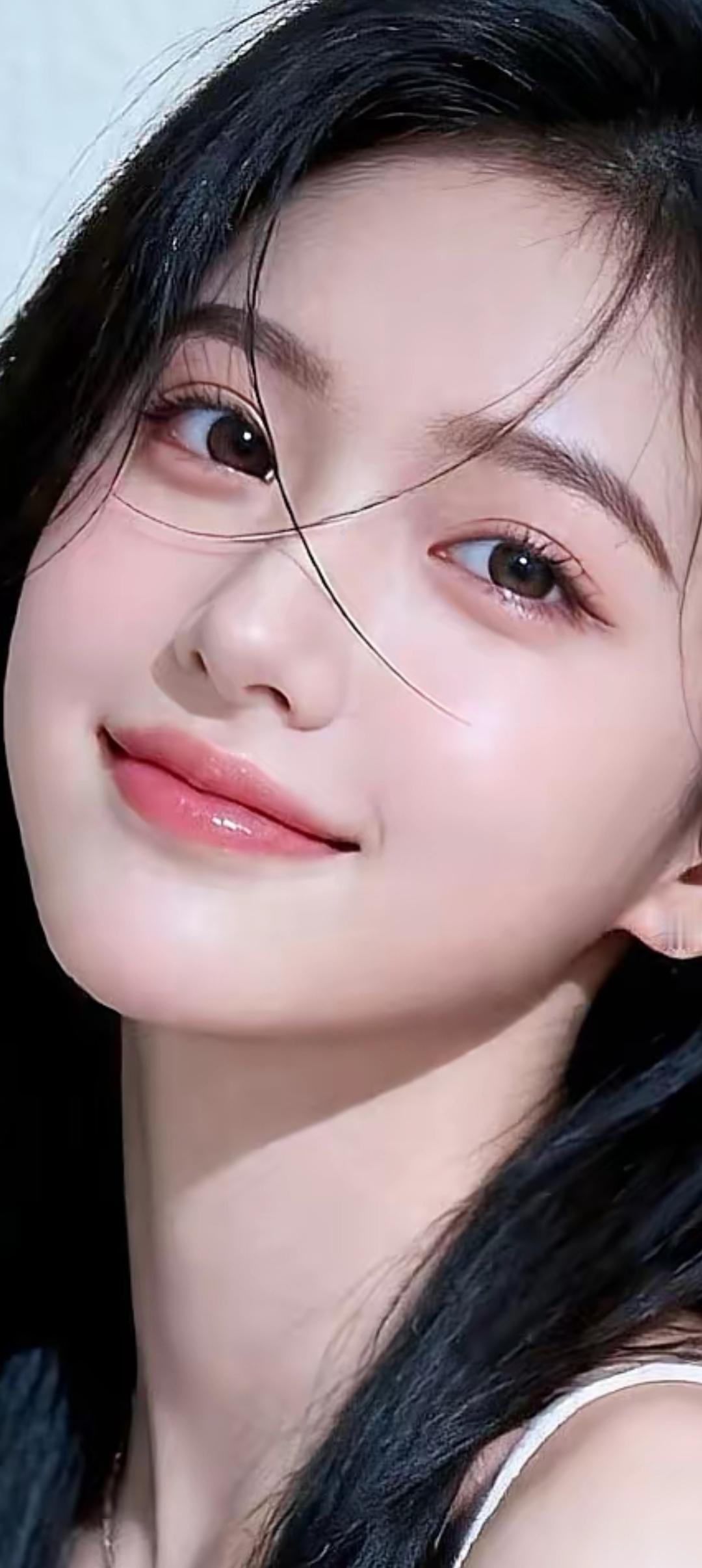 甜美笑容，温柔眼眸，黑发飘逸，少女心满满！💖🌸