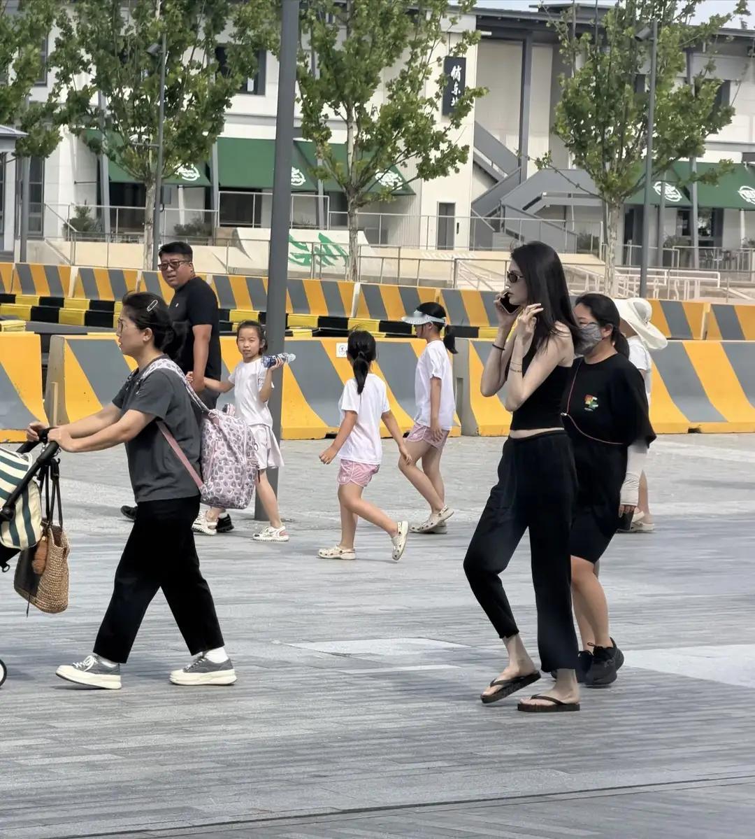 何穗走在阿那亚，气质出众，不愧是超模 ​