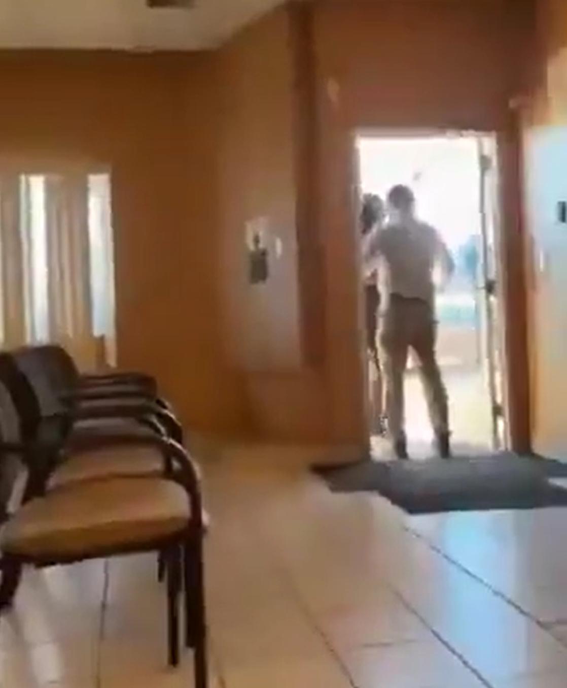 ICE这次更牛了，开始硬闯厄瓜多尔驻美国的大使馆了。ICE给出的理由是，怀疑