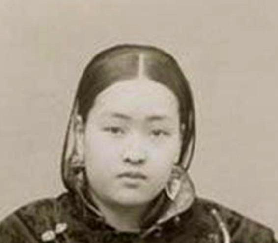 1936年深冬，抗联第1师陷入日寇铁壁合围，李荆璞师长带队浴血突围之际，身后的女