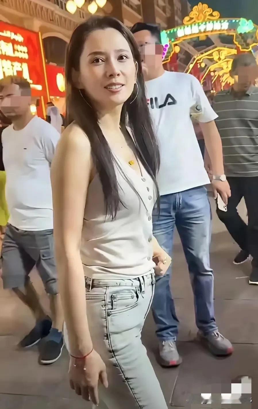 有一说一，森林北确实好看，颜值身材放在普通人里绝对出众，很有成熟女性的魅力。单看