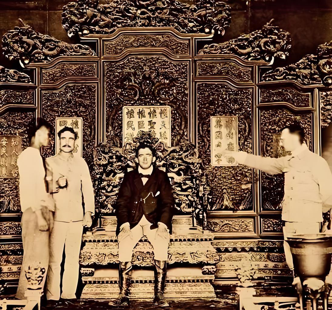 1900年，八国联军统帅瓦德西走进紫禁城太和殿，不顾身边人的劝阻，一屁股坐上了那