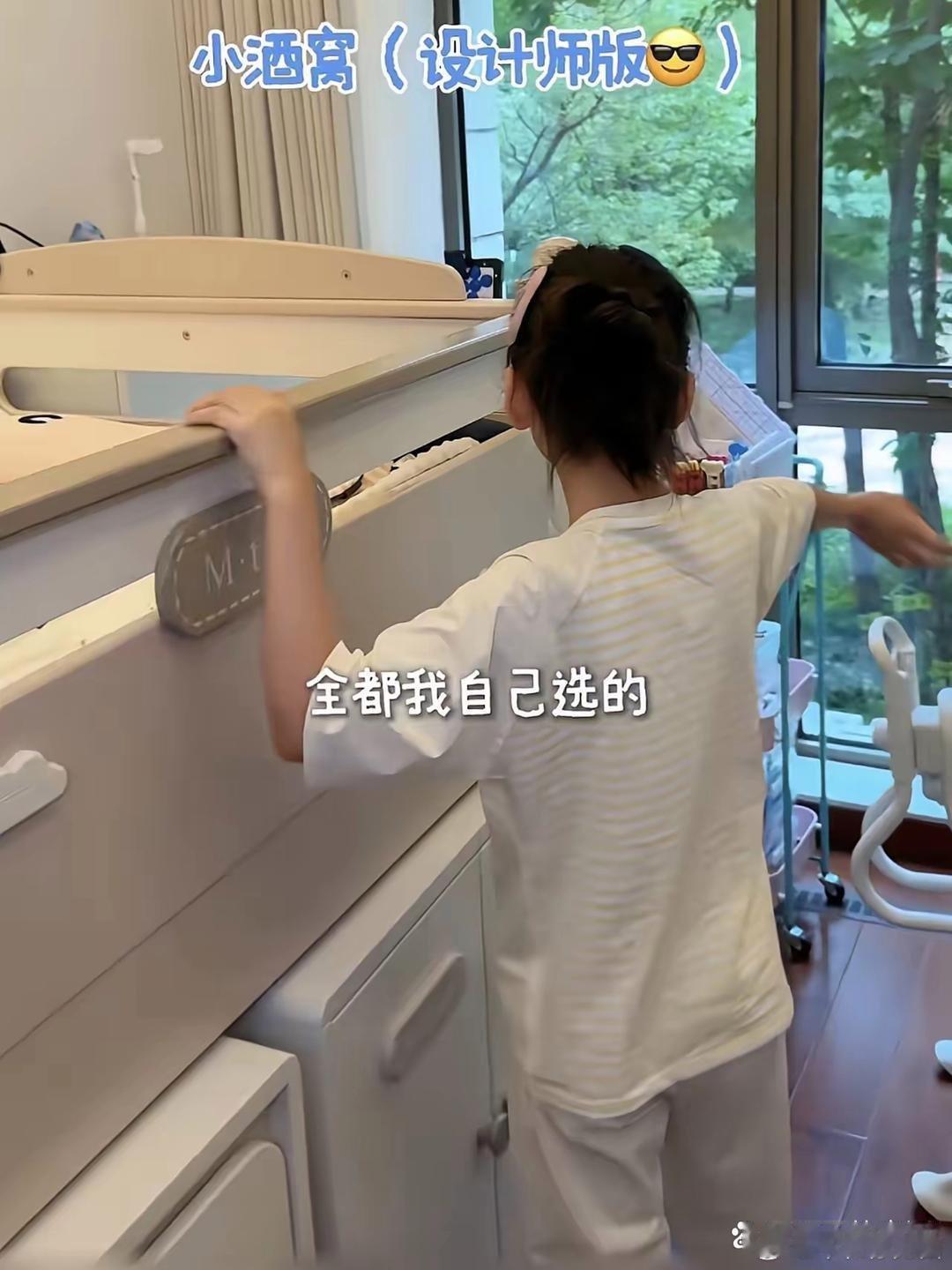 10岁小酒窝晒自己的房间，在寸土寸金的北京装修得很温馨，房间里摆满了她喜欢的东西