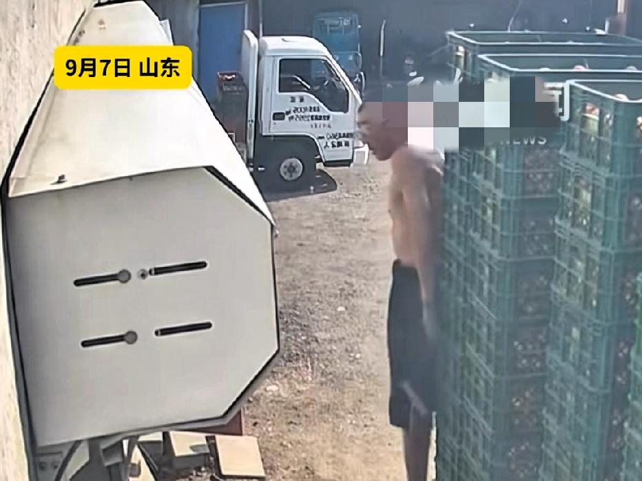 近日山东济南，一师傅卸货40筐鸡蛋，谁料，师傅操作失误了，几十筐鸡蛋碎了一地，师
