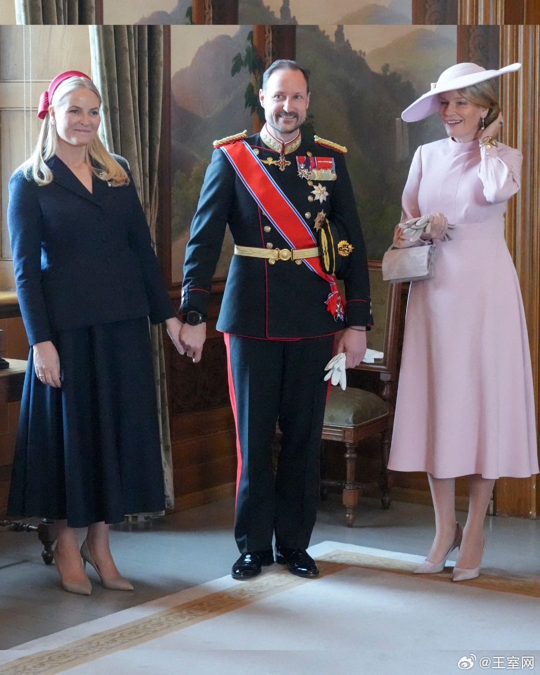 挪威王室🇳🇴哈肯王储对王储妃梅特是无极限的真爱，任何场合都要牵手这个男人太