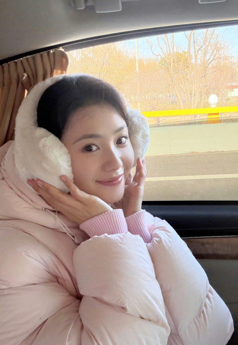 刘浩存拍了初雪初雪与少女的适配度在刘浩存身上达到了顶峰！镜头下她身着简约穿搭立于