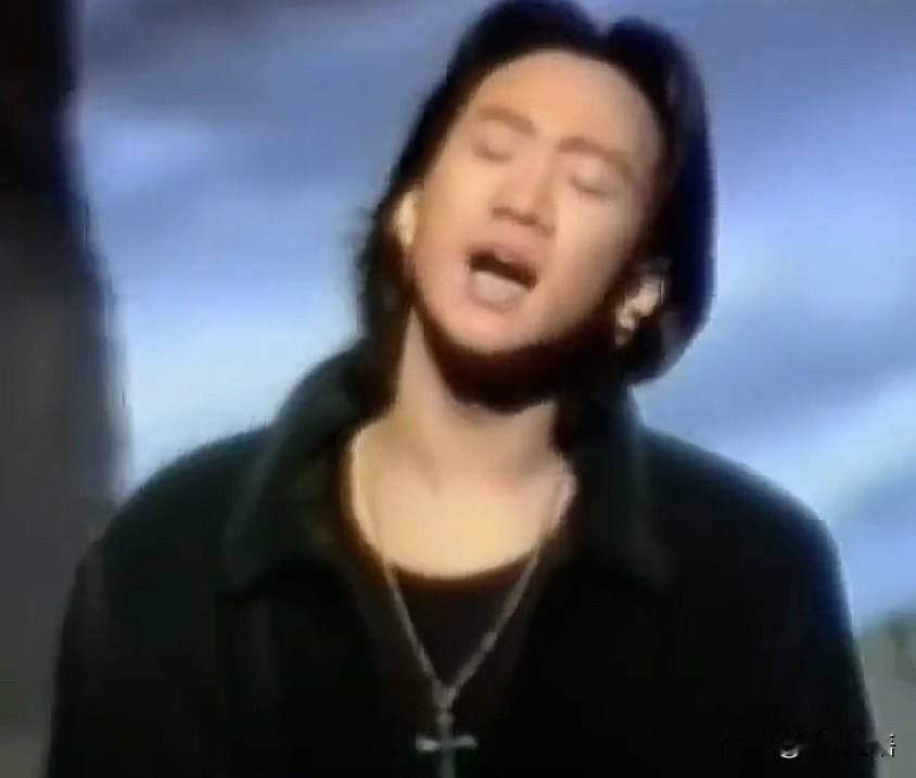 黄家驹带领的Beyond乐队是由1983年就正式进入了香港乐坛！那时还没有四