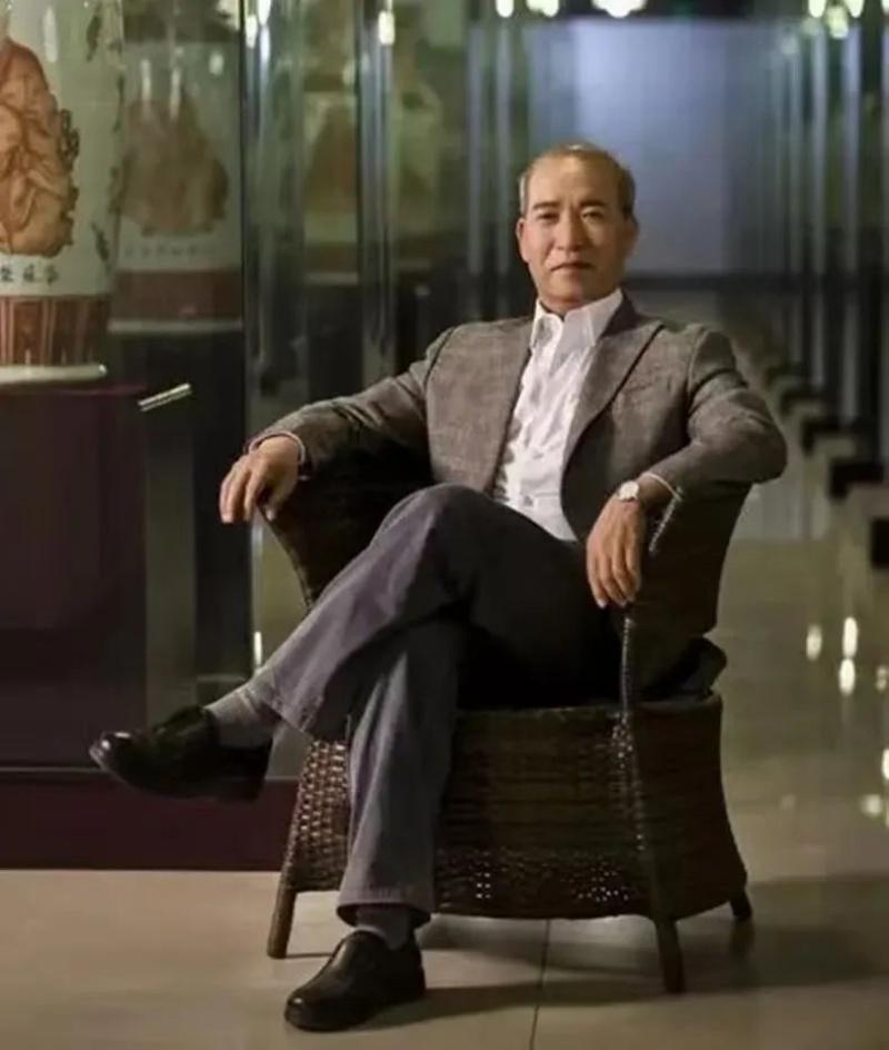 1991年，一位广东男子，放弃国籍，转身加入英国国籍。在英国，他打扮成乞丐，让人