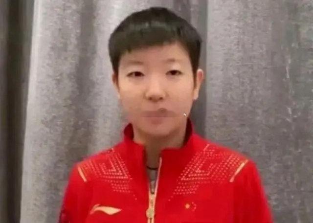 在上海参加封训的孙颖莎告诉大家一个好消息，她激动地说、我的“闺蜜”加陪练何卓佳姐