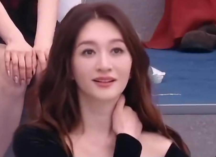 50岁的李小冉上热搜了，原因是这么大岁数了，还和小姑娘差不多这姐心态是好！