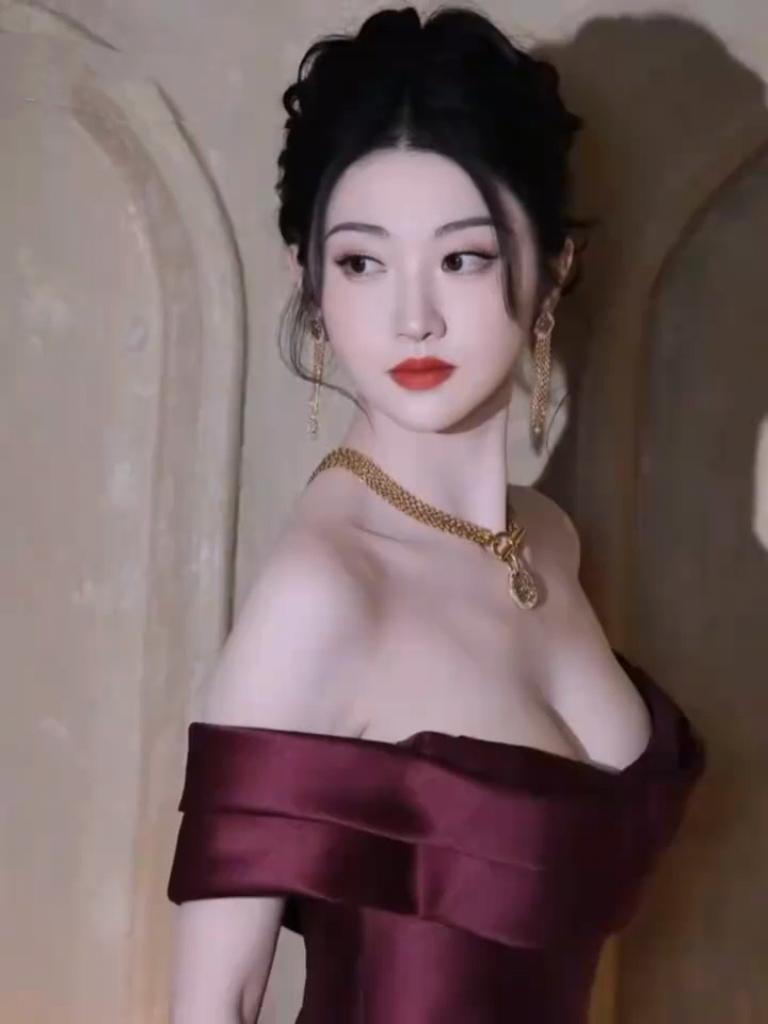 景甜肩颈舒展腰肢纤细，丰腴曲线衬得一身富贵气韵[比心][赞]娱乐