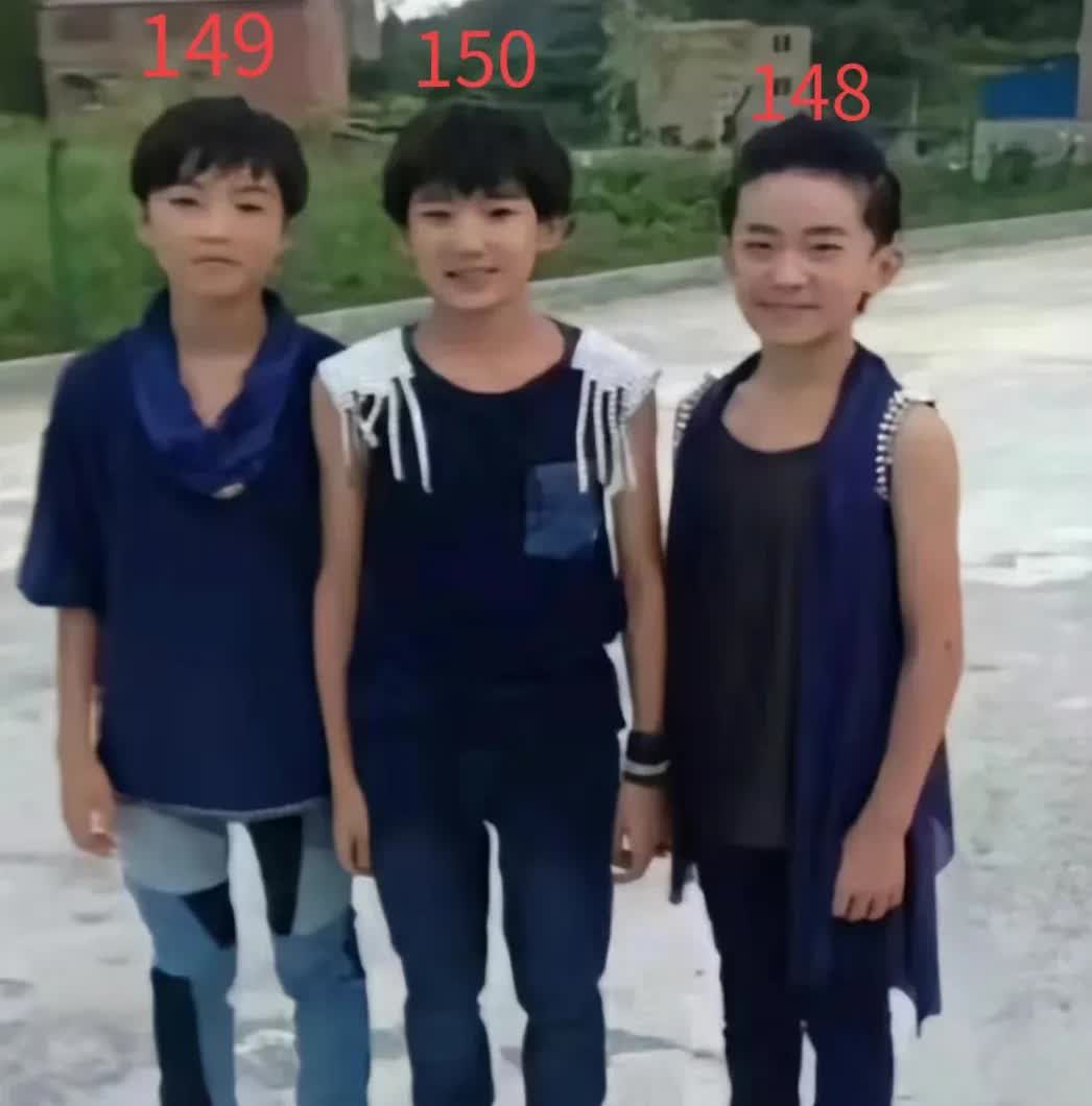 大高个！小时候的王源是三人中最高的一个，没想到现在他的身高却是垫底了。在