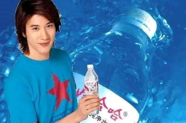 那时王力宏还年轻，刘涛还很娇俏，他们曾代言过娃哈哈纯净水哦。那年纯净的水，纯净的