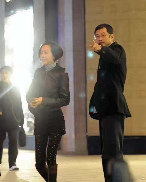 55岁发福后的鲁豫反而更养眼，如今“胖”出新宽度，曾经的她真没法看！​​​
