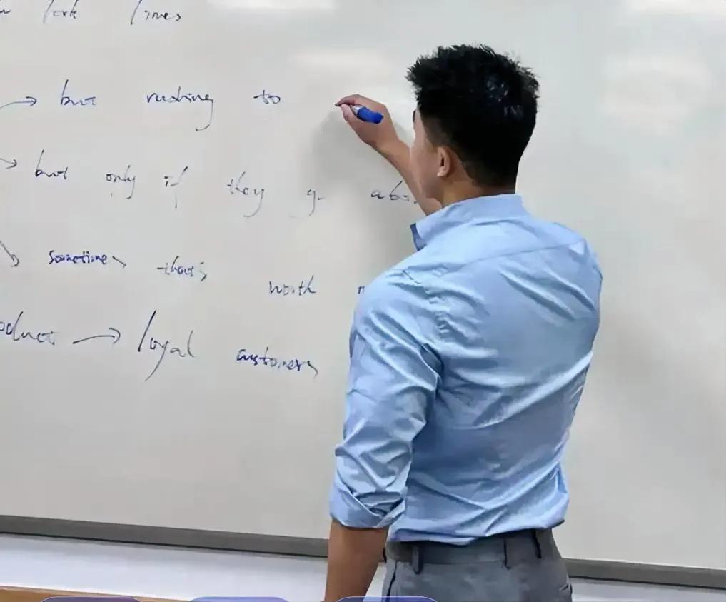 确实是一觉醒来，有些人的天塌，谁能想到呀，不到四十岁的校长，反手就成正高、这消息