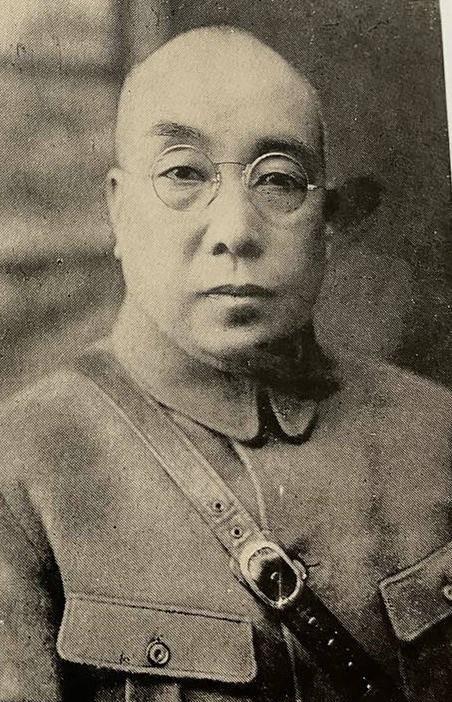 1927年夏，刘镇华到开封去见冯玉祥，他双足立正，向冯玉祥三鞠躬，每鞠躬一次，口