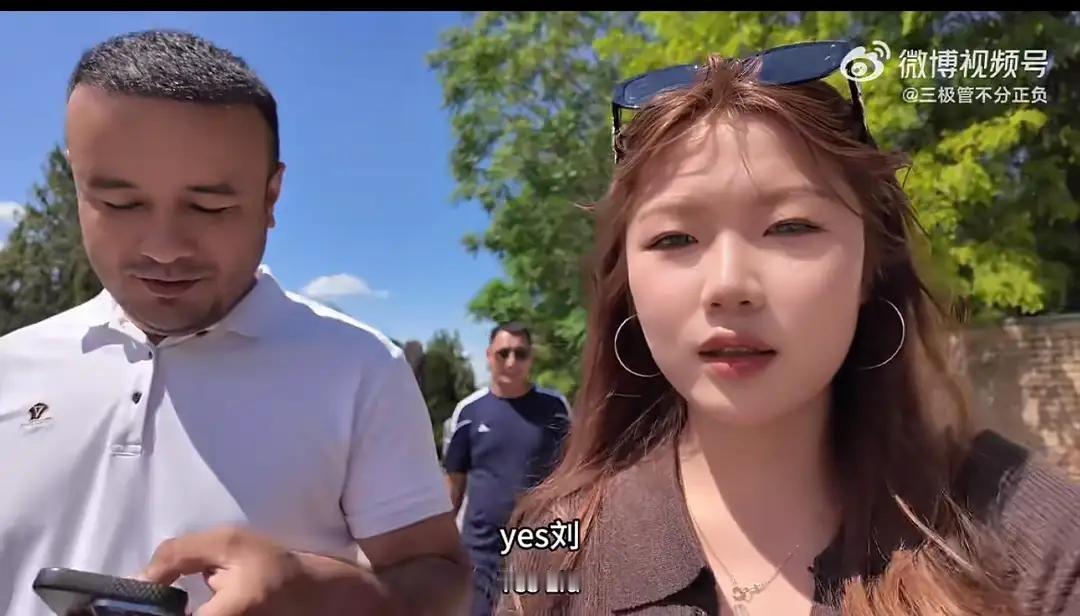女生讲述在乌兹别克斯坦旅游遭遇三名男子骚扰的经过。她和闺蜜在撒马尔罕逛公园，