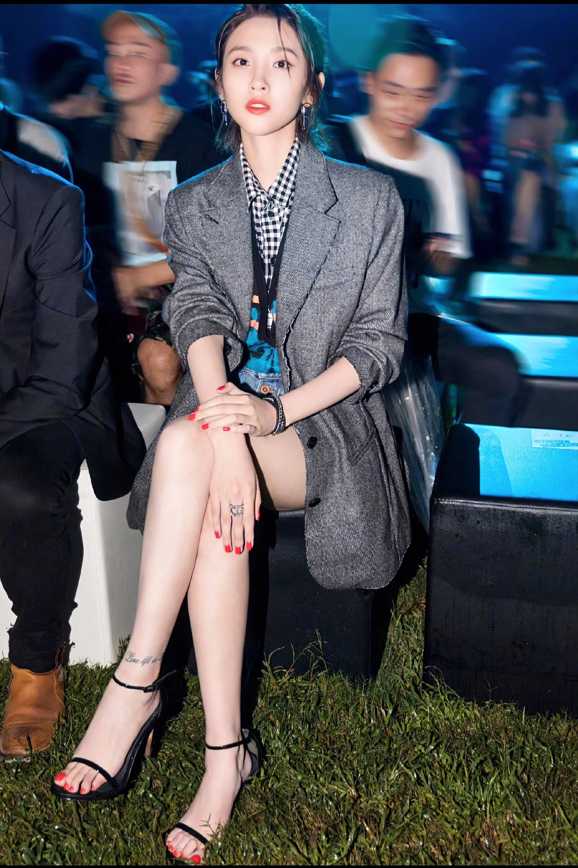 哪位女明星的颜值惊艳到你了?唐艺昕性感佳人唐艺昕，轻熟风穿搭魅力十足，人妻韵味与甜妹气质兼具，谁能不