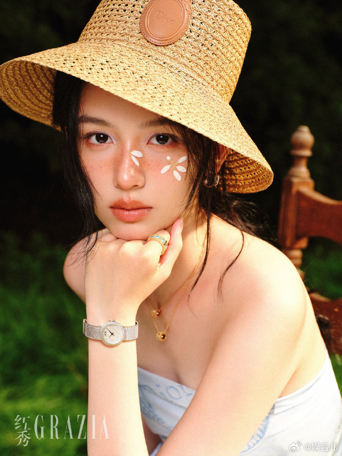 周也红秀六月刊封面周也红秀夏日度假大片草帽半掩眉眼，雀斑妆灵动俏皮。这组照片把