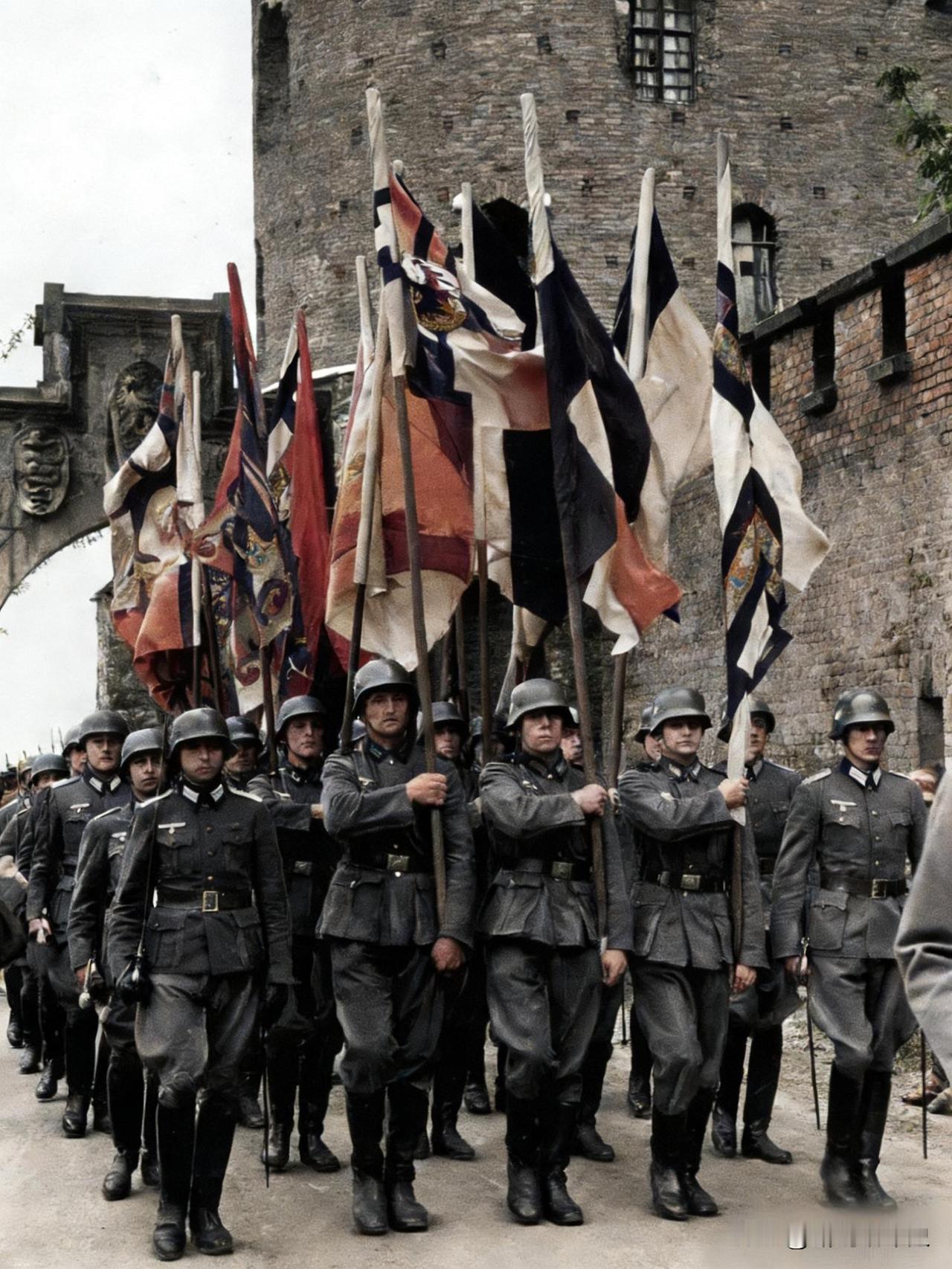 1940年10月13日，德国国防军士兵手持军旗，在波兰克拉科夫的瓦维尔皇家城堡前