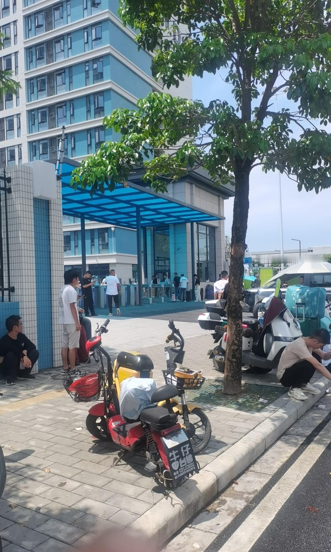 头痛！我在考虑要不要辞工年后找工作，在这里上班屁事多多，只要有什么事老板就把我顶