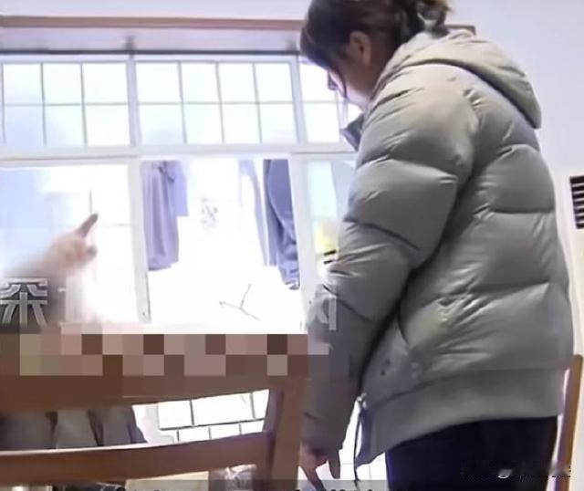 四川，一男子去上海打工，辛苦赚钱期间认识了一位女子，两个人同居生活，还发生了亲密