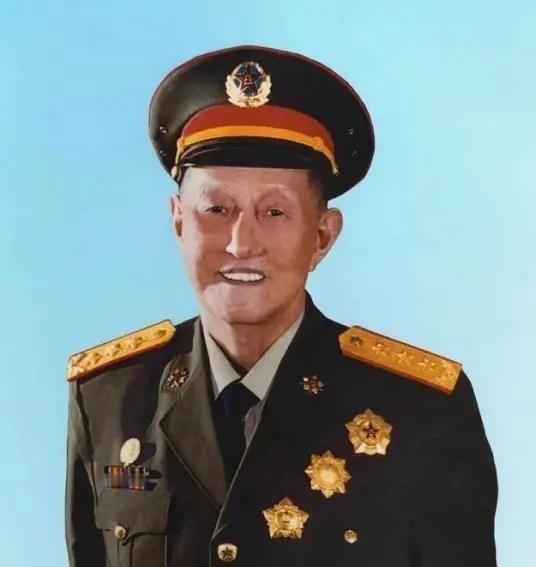 1965年秋天，毛主席在武汉问了韩先楚一句话：“洪麻子怎么样？”韩刚说完洪学智还