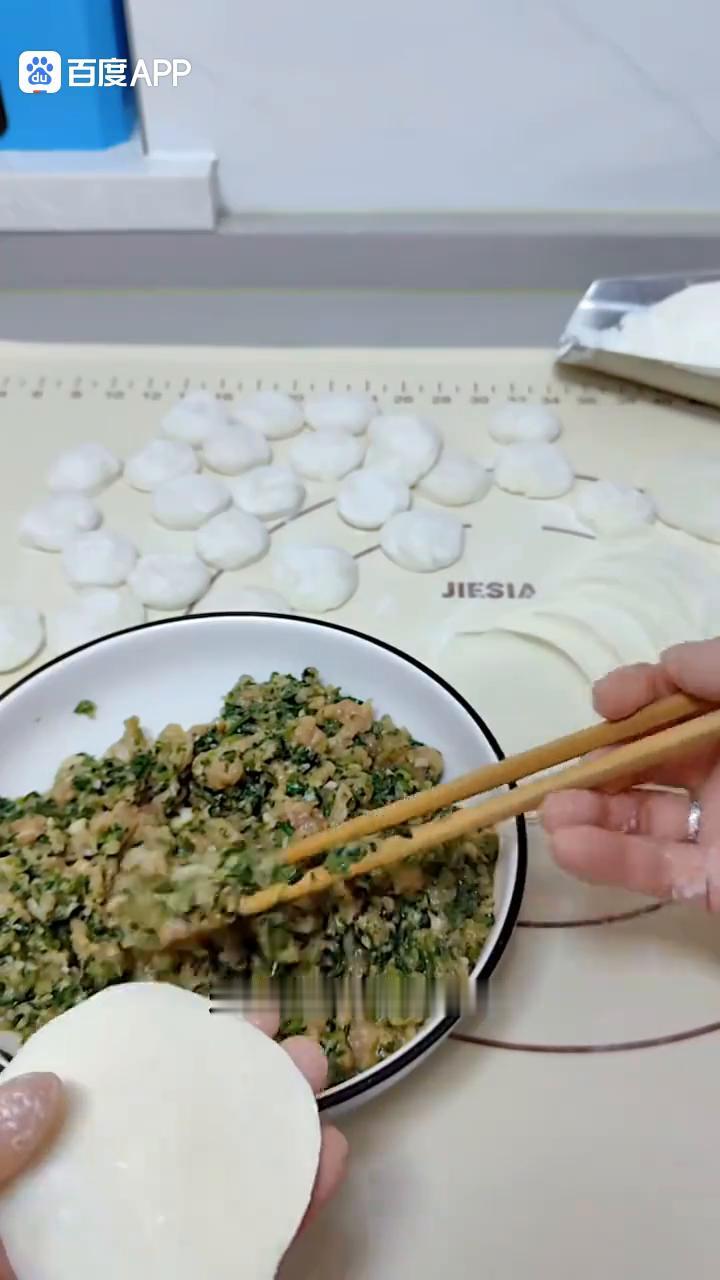 包饺子手法、摆饺子手法、揪饺子剂手法。饺子怎么摆看起来横成排，纵成列？今天主要