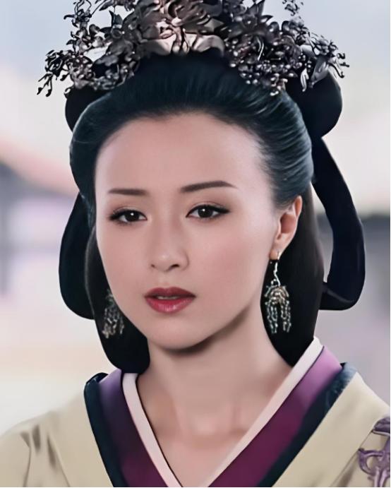 公元前195年，刘邦去世，薄姬跪在他的灵前痛哭。此时吕后走来，对她温柔地说：“你