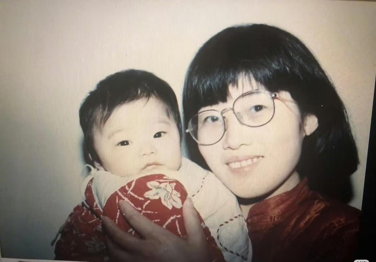 蒋方舟童年照，这一张照片拍摄于1990年，抱着婴儿的是作家尚爱兰，怀里襁褓里的便