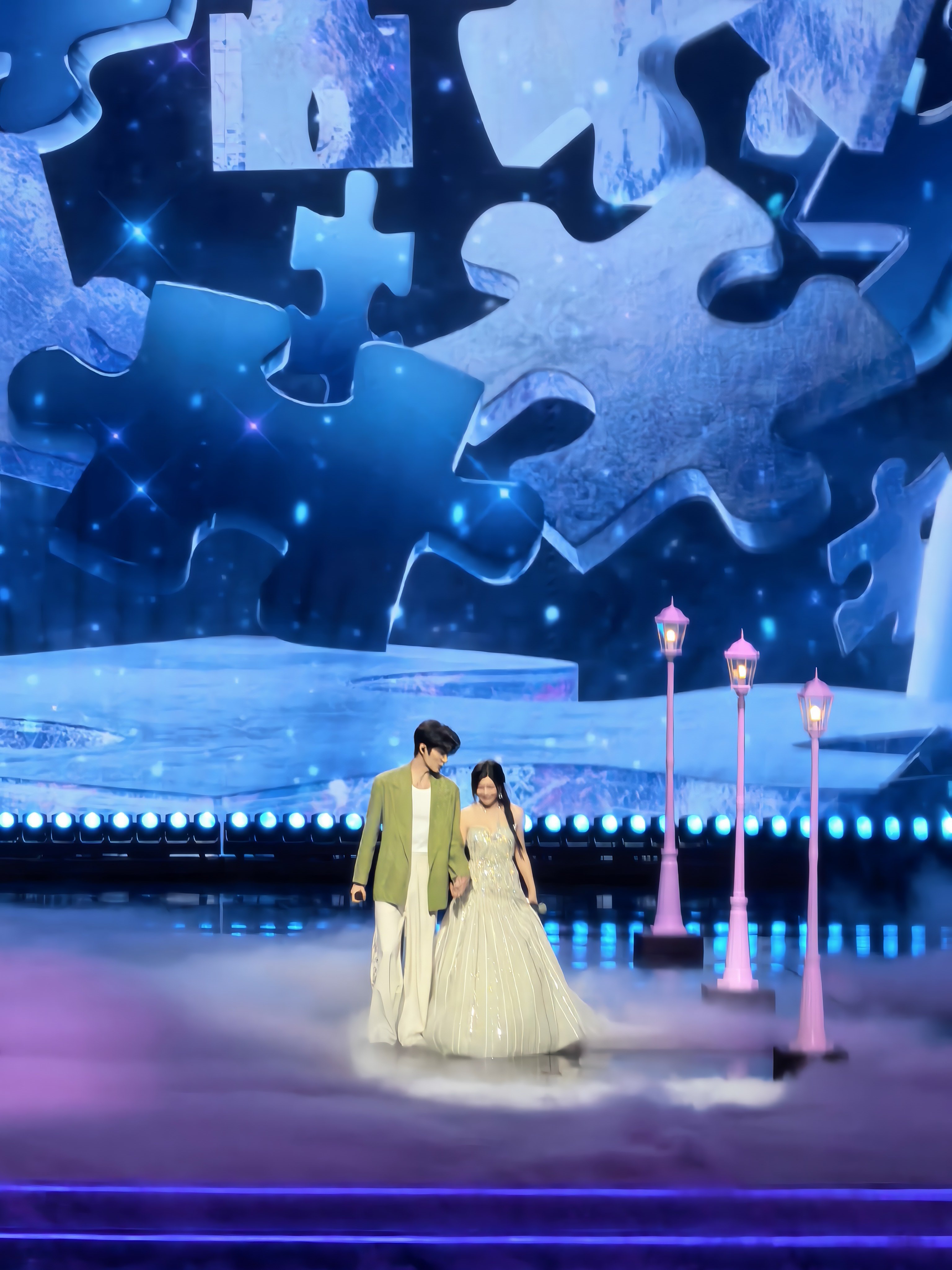 陈妍希靠周柯宇肩上新的糖又来了！！！陈妍希周柯宇《早安晚安》陈妍希发言导播