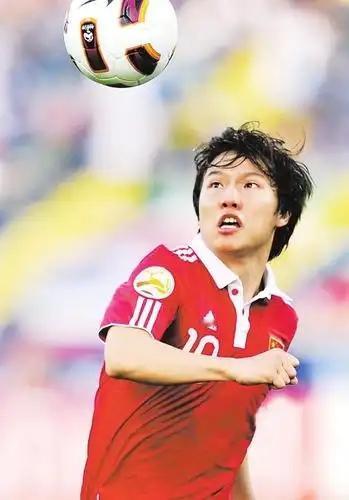 邓卓翔的陨落一直是个谜！在那个崇尚身体对抗和长传冲吊的年代，邓卓翔用一种截然