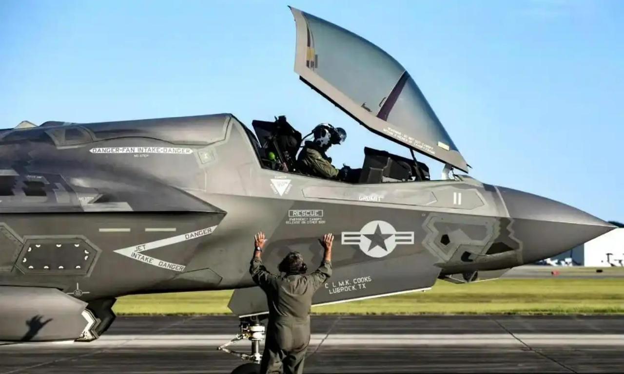 查明了，是蠢货干的！F-35座舱盖在中国香港意外丢失，零部件外流，绝非偶然的