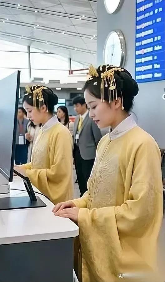 真没想到有人敢给汉服“立规矩”还说“非他们定的‘正统’不能穿”？前几天首