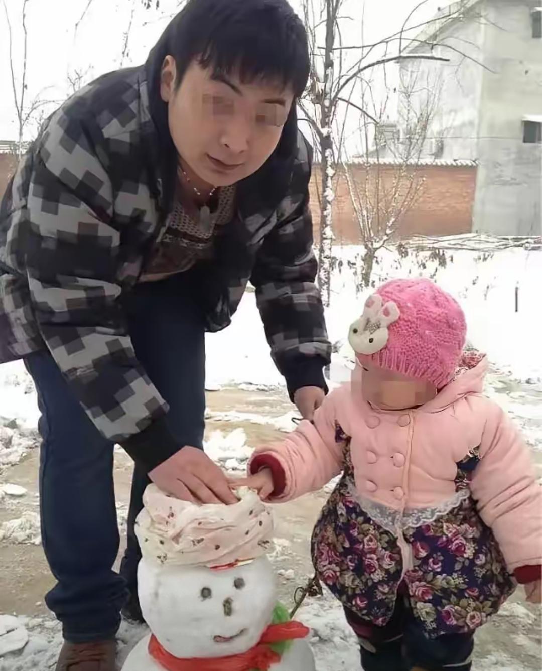 暴钦瑞的死是一个沉重的问号他躺在殡仪馆时，身上没有一处是完好的。妻子看到那些