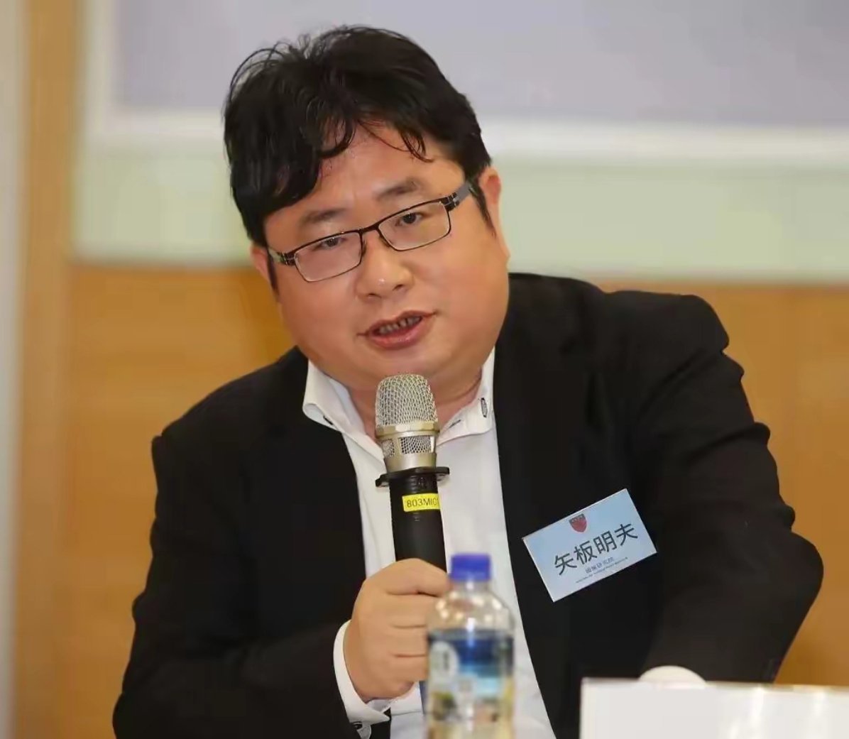 矢板明夫祖父是侵华日军，战败被俘后死于西伯利亚战俘营。其父三岁被中国家庭收养，娶