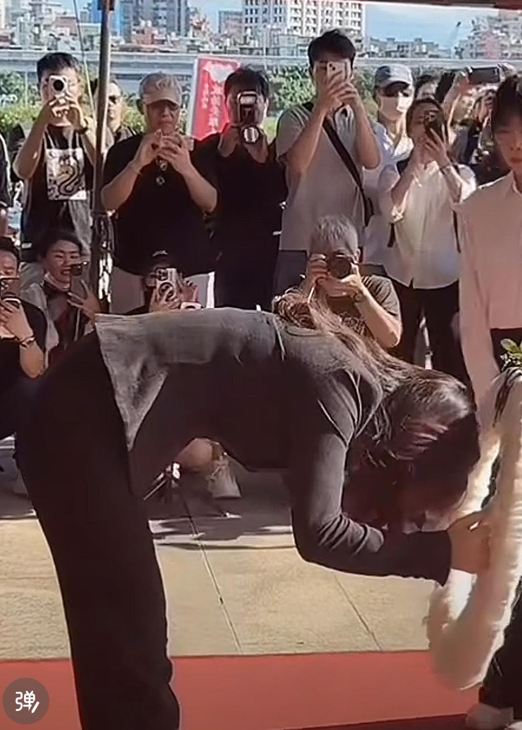 尽管郑丽文没说统一，只讲和解和平，但是当我看到她马场町90度长时间鞠躬献花，含泪