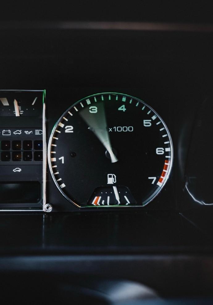 这台老桑的蓝，是刻在时光里的浪漫。硬朗棱角裹着满满的复古味，往街边一停，九零年代