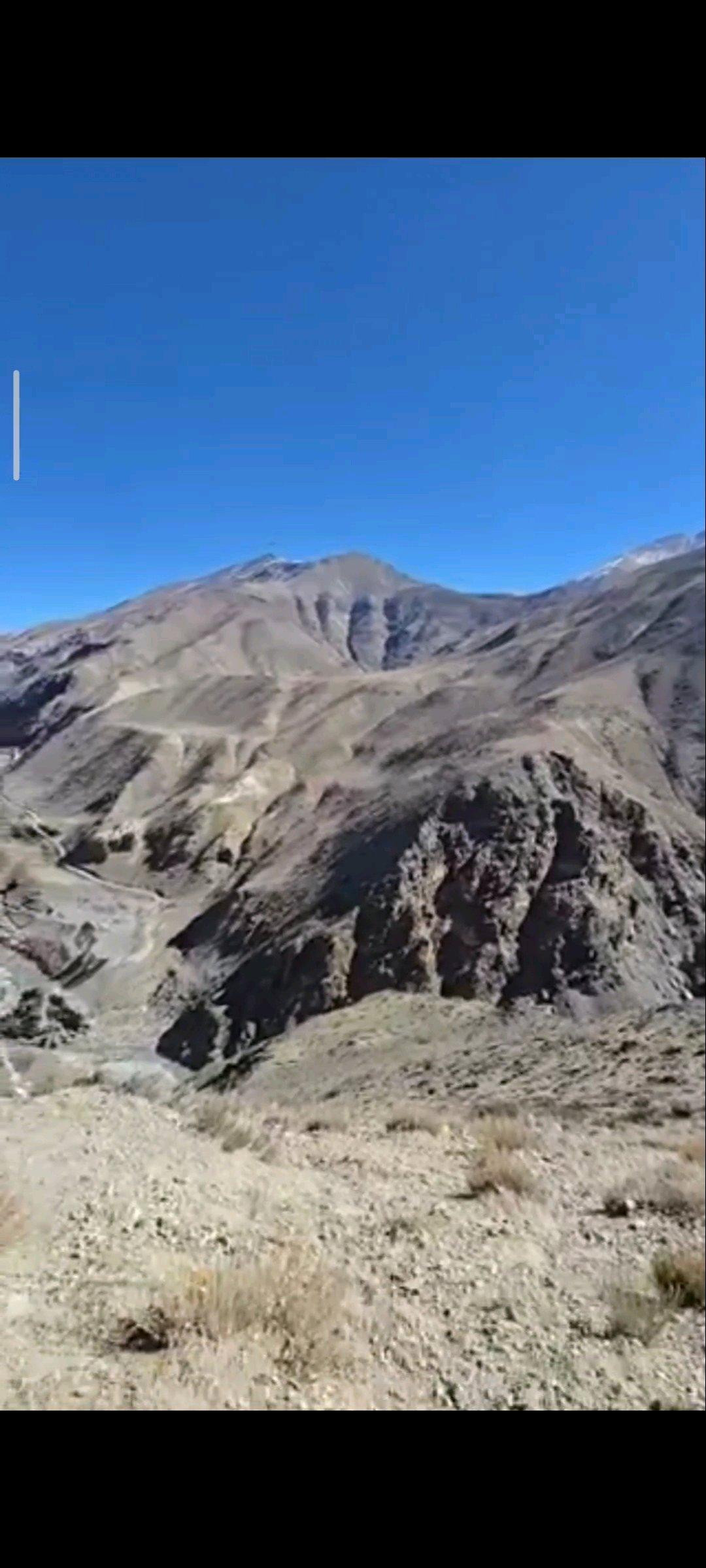 少见的中印边境中段，印度占领军从印控巨哇曲惹一线俯瞰我方楚鲁松杰乡的图像。中印边