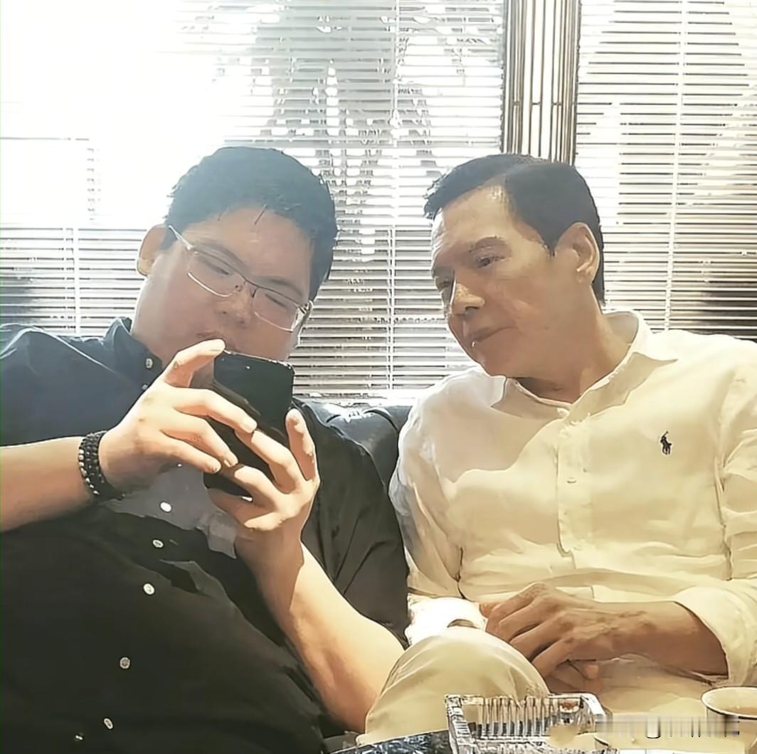 6月21日父亲节深夜，一向沉寂低调的向佑，难得更新社交动态，卡点为父亲向华强送上