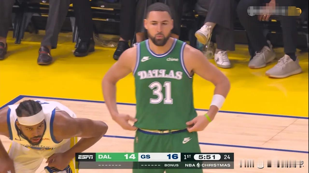 独行侠神射手汤普森icon真是太懂事了！在今天独行侠客场挑战勇士的比赛中，目前双