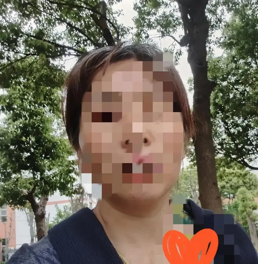 50岁姐姐停经俩月突然又来月经，血还发黑，腰像被锤。她丧偶四年，一个人扛生活，