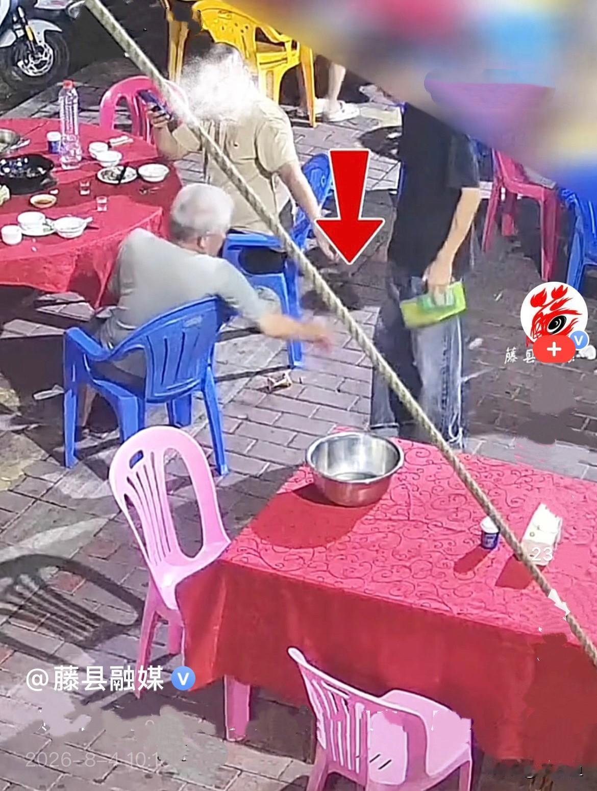 近日，广东某店里一位满头白发的老人吃完饭结账．明明可以好好递钱，他偏不，拿着钱在