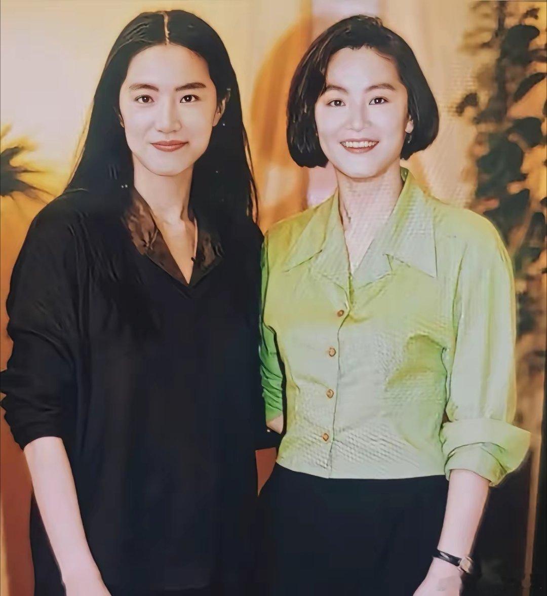 真是奇怪，长相如此相似的两个人，一个红遍大江南北，一个却默默无闻！你发现没？人的