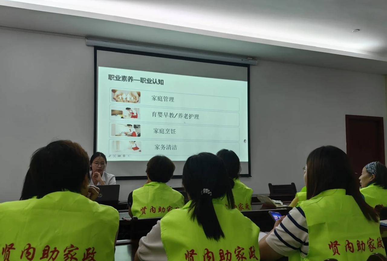 尽量少去老人比较多的地方，老人身上的能量场是非常非常弱的。你比较年轻，正值当
