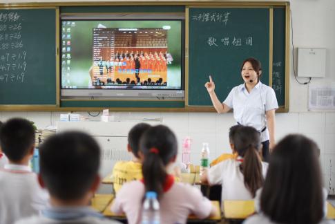 四川省教育厅发布通知，鼓励老师实行上下班弹性制，意思就是没课了，老师不用待在学校